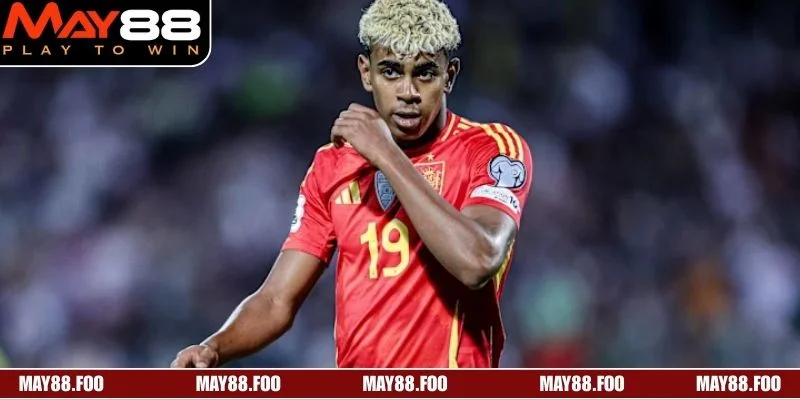 Đặt cạnh Lewandowski, De Jong mới thấy rõ sự khác biệt